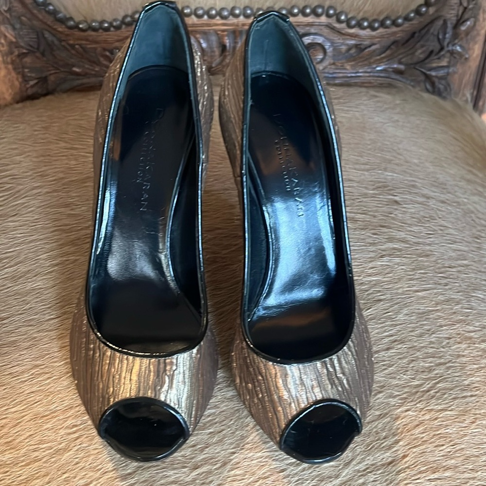 Donna Karan pump